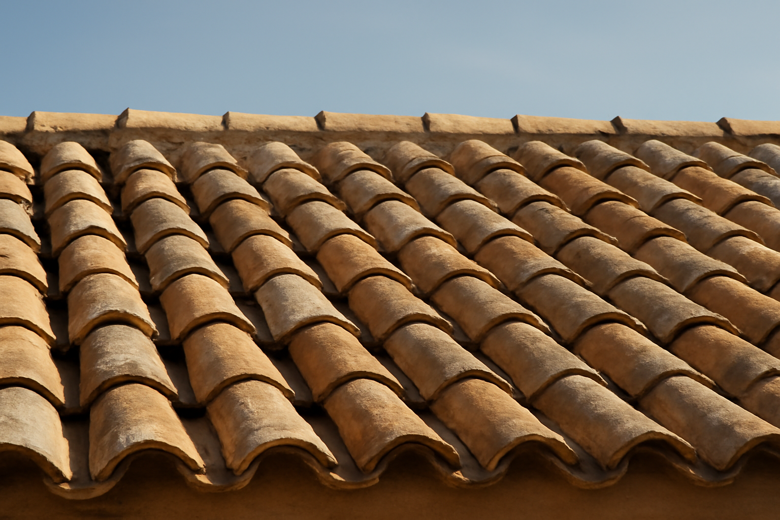 Toiture en tuiles provençales sous la lumière du soleil